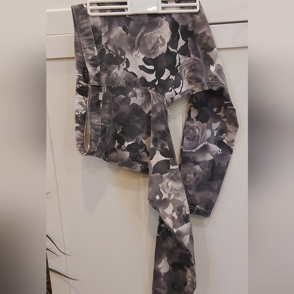 Hue stretch floral pull-on leggings